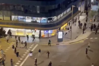Barcelona registra un centenar de detenidos y 14 comercios afectados tras una noche de saqueos y disturbios