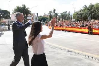 Felipe VI y Letizia reciben las Llaves de Oro de Melilla entre vítores durante su visita histórica