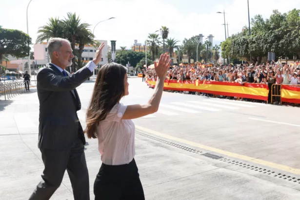 Felipe VI y Letizia reciben las Llaves de Oro de Melilla entre vítores durante su visita histórica