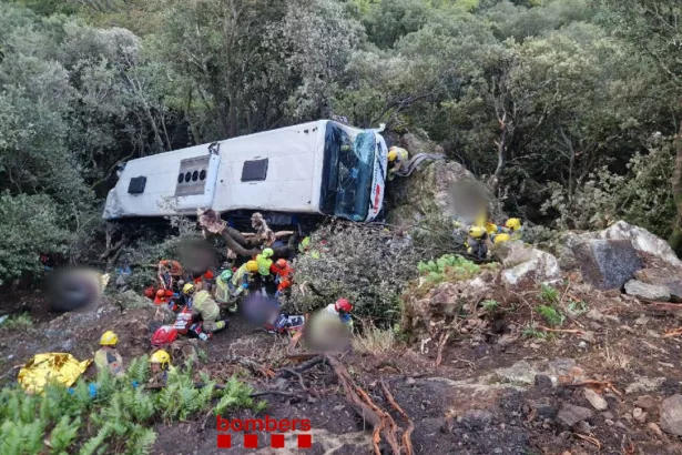 Un autobús cae por un terraplén de 20 metros en el Montseny y deja al menos 20 heridos graves