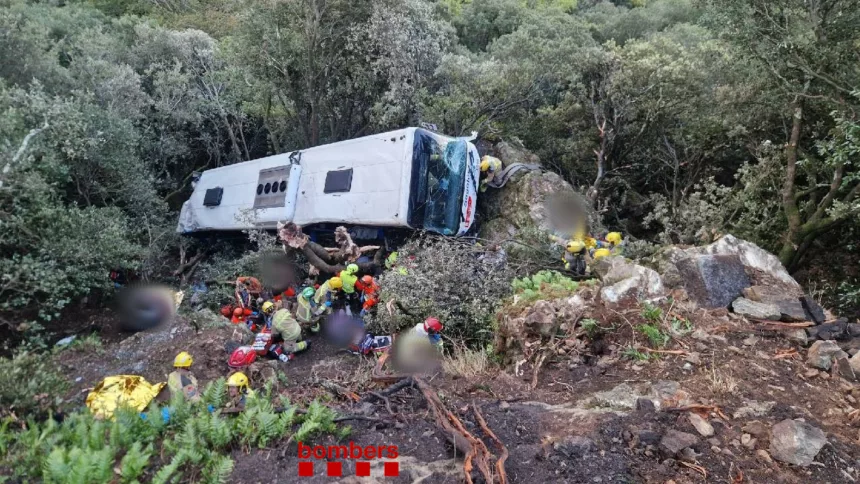 Un autobús cae por un terraplén de 20 metros en el Montseny y deja al menos 20 heridos graves