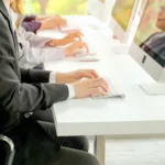 Más de 3,4 millones de trabajadores podrían teletrabajar en España, pero siguen en la oficina