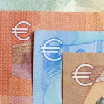 Las apuestas contra el euro alcanzan niveles récord bajo la presión fiscal francesa y el shock energético