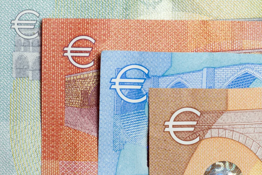 Las apuestas contra el euro alcanzan niveles récord bajo la presión fiscal francesa y el shock energético