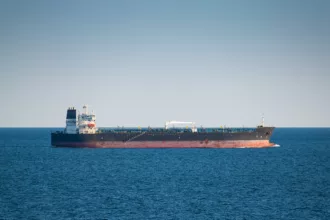 El petróleo cae con fuerza ante la recuperación del tráfico en Ormuz y del gran oleoducto saudí
