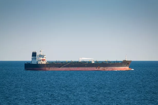 El petróleo cae con fuerza ante la recuperación del tráfico en Ormuz y del gran oleoducto saudí