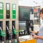 Pourquoi les prix à la pompe tardent à baisser malgré les 100 millions de barils annoncés par le G7