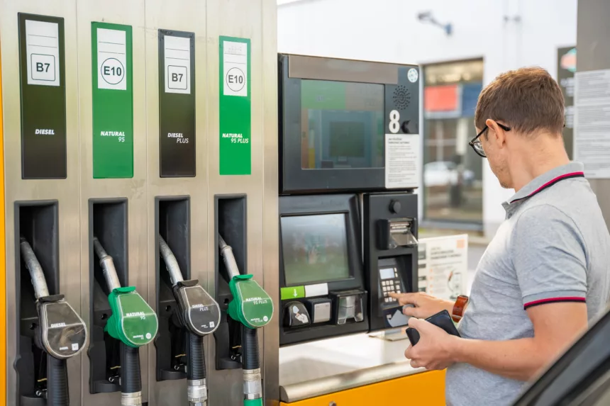 La gasolina y el diésel tardan en bajar pese a los 100 millones de barriles anunciados por el G7
