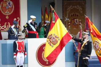 Felipe VI preside el 12 de octubre con 4.380 participantes y un salto de bandera de máxima precisión