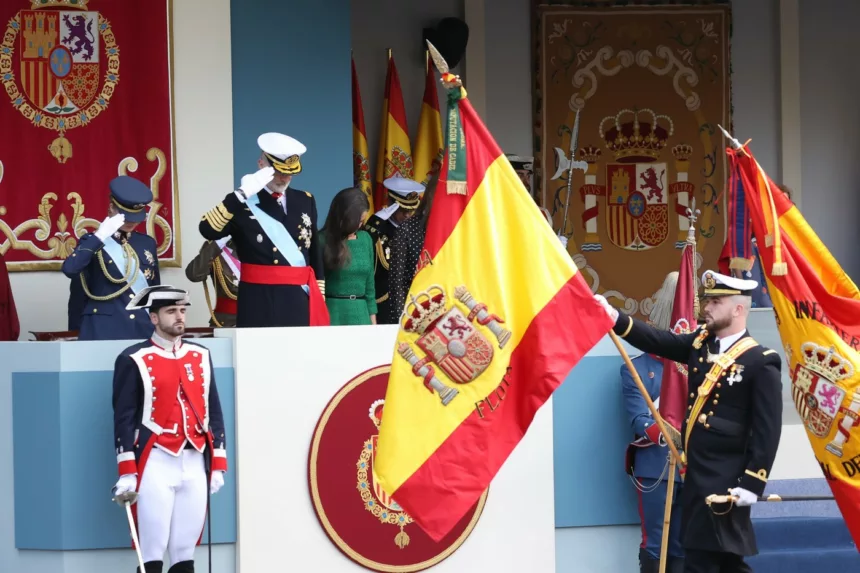 Fête nationale espagnole : Felipe VI préside le défilé de 4 380 participants et un saut de haute précision
