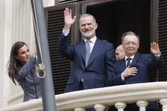 Felipe VI et Letizia arrivent à l’hôtel de ville de Ceuta, accueillis par Juan Jesús Vivas